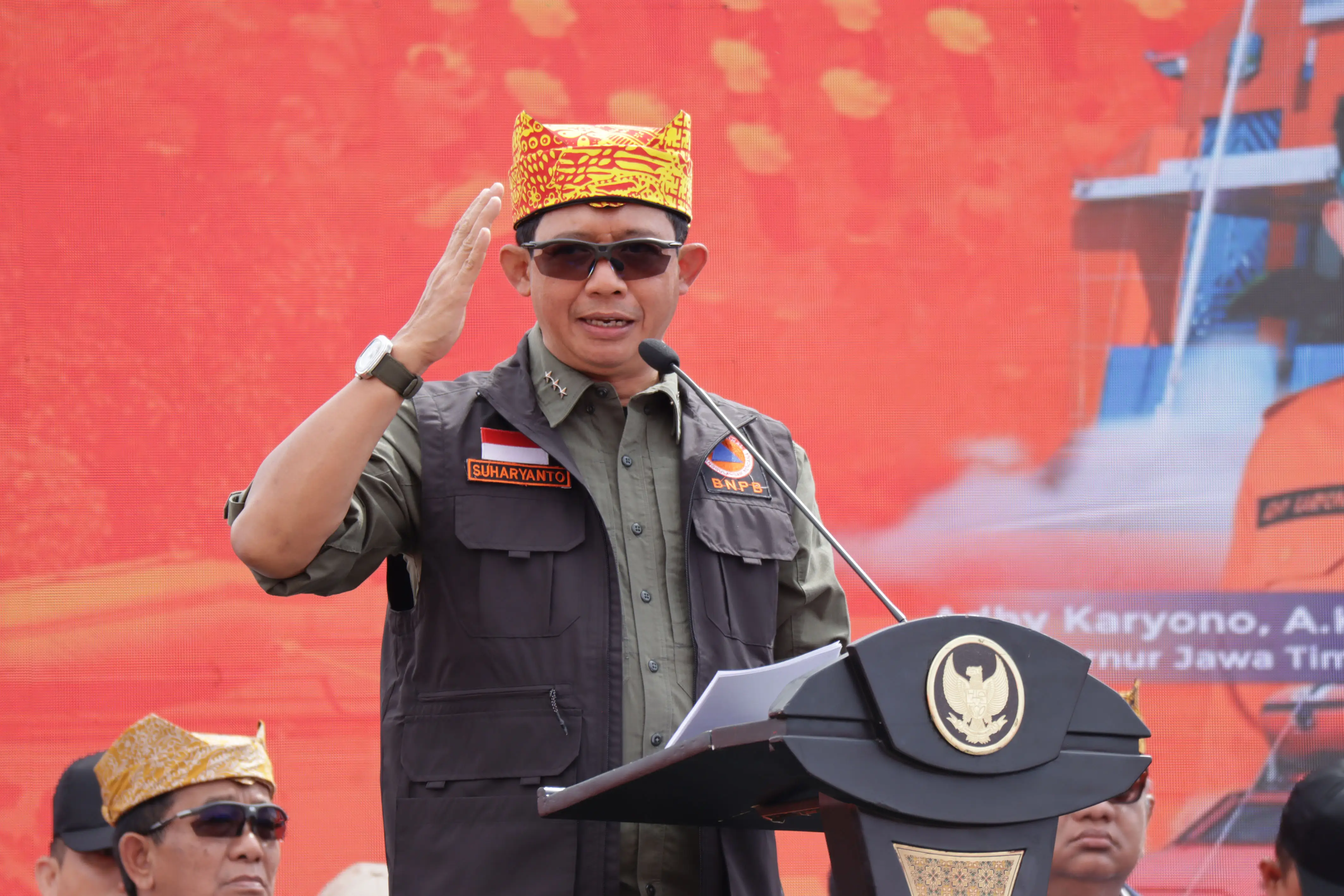 Kepala Badan Nasional Penanggulangan Bencana Letjen TNI Suharyanto S.Sos M.M. menghadiri dan memberikan arahan pada kegiatan Gelar Peralatan Penanggulangan Bencana yang bertema "Optimalisasi Peralatan Penanggulangan Bencana dalam Meningkatkan Ketangguhan Masyarakat" di Pantai Boom Kabupaten Banyuwangi, Provinsi Jawa Timur, Minggu (14/7).
